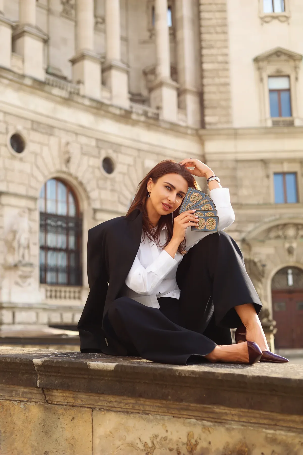 Natalia Ombra con il suo mazzo di Tarocchi
